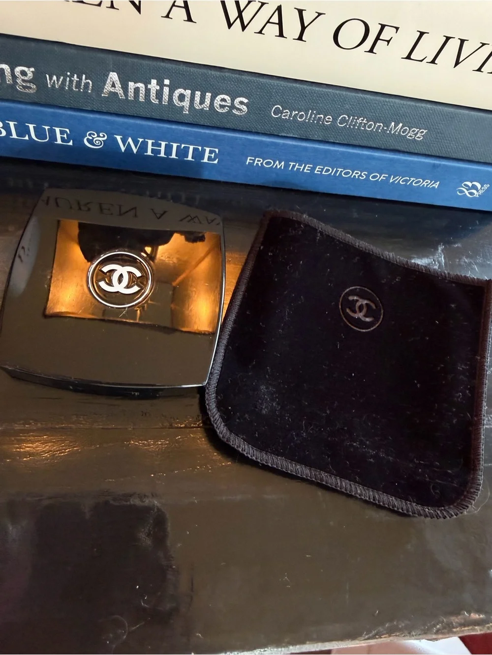 CHANEL authentic les